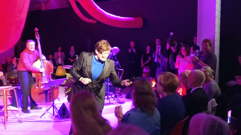 "Strange Things Happen Every Day" - Merkel singt zu Jazz-Musik in Berlin