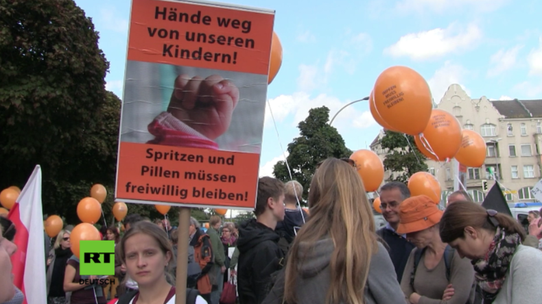 Berlin: Rund 200 Menschen protestieren gegen Impfzwang vor Bayer-Hauptsitz
