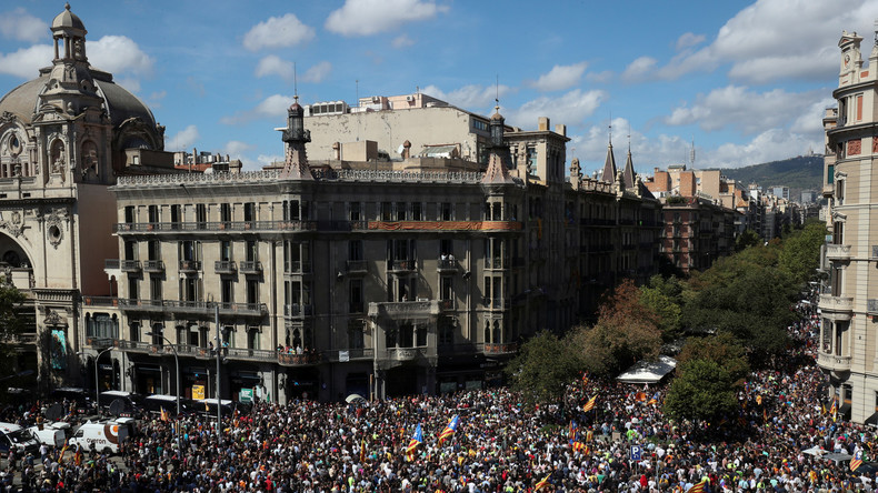 Nach Festnahmen von katalanischen Politikern: Tausende protestieren in Barcelona [Live & Videos]