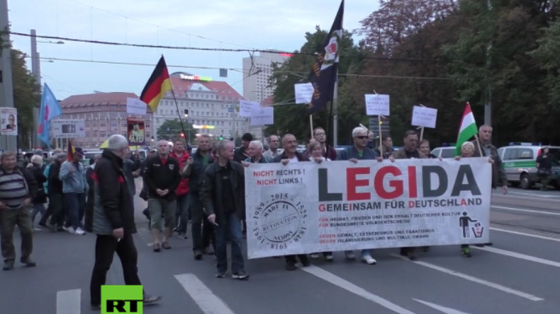 Legida marschiert wieder: Zusammenstöße zwischen Gegendemonstranten und Polizisten in Leipzig