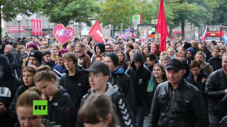 "Ganz Hamburg hasst die AfD": Hunderte protestieren gegen Einzug "asozialer Partei" in den Bundestag
