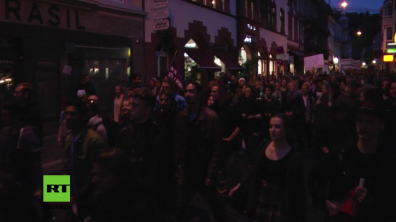 Freiburg: "Refugees are welcome here" - Protestler ziehen gegen die AfD auf die Straße 