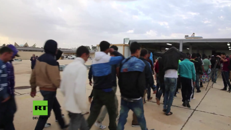 Libysche Küstenwache liest 200 Menschen auf Mittelmeer auf und bringt sie zurück nach Libyen
