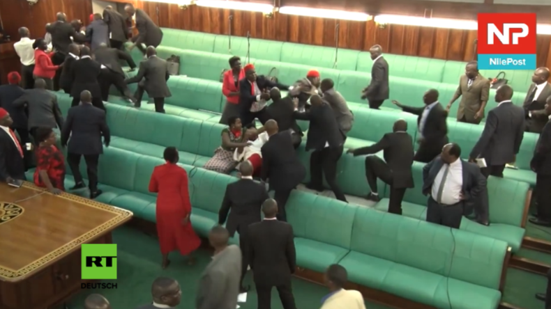 Fliegende Stühle und Fäuste - Brutale Massenschlägerei im Parlament von Uganda