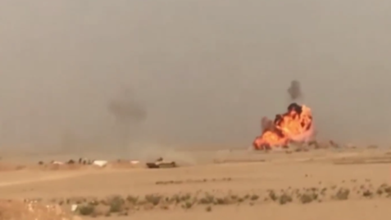 Syrische Soldaten lassen Sprengstoff-Auto samt IS-Fahrer in die Luft gehen