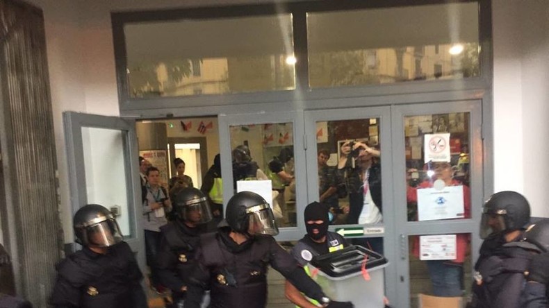 Live aus Barcelona: Polizeikräften entwenden Wahlurnen, Proteste und Widerstand