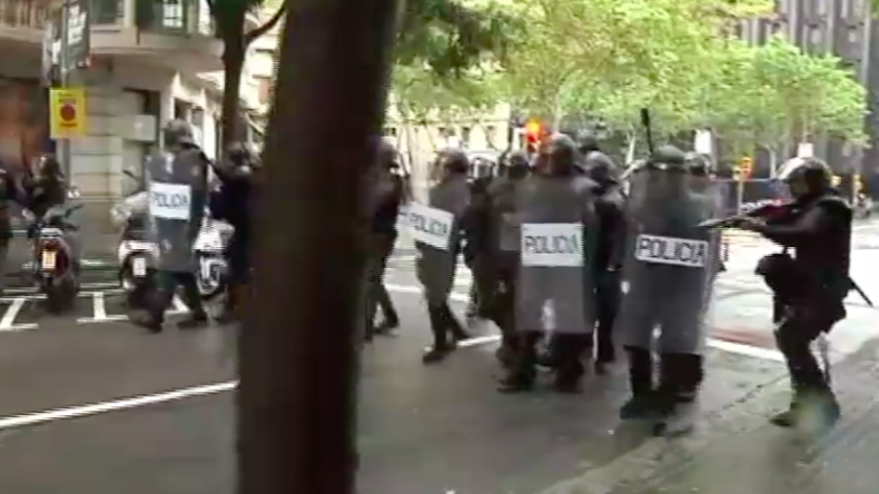 Unabhängigkeitsreferendum in Barcelona: Polizei setzt Gummigeschosse und Knüppel vor Wahllokalen ein