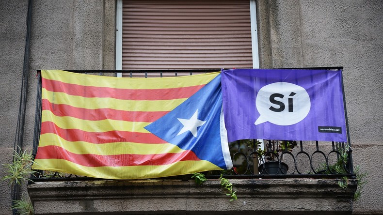 Bürger Barcelonas feiern und erwarten Ergebnis des Referendums über Unabhängigkeit von Spanien