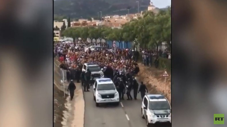 Katalanen vertreiben Polizei aus ihrer Stadt