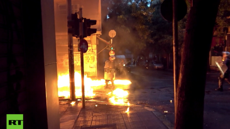 Mit Brandsätzen gegen die Polizei: Linke und Anarchisten protestieren gegen angebliche Folter 