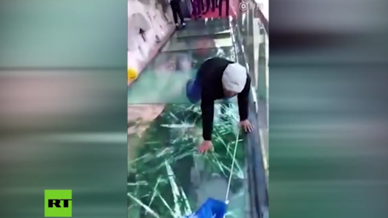 Horror-Moment: Glasboden bricht unter Mann in 1.200 Metern Höhe 