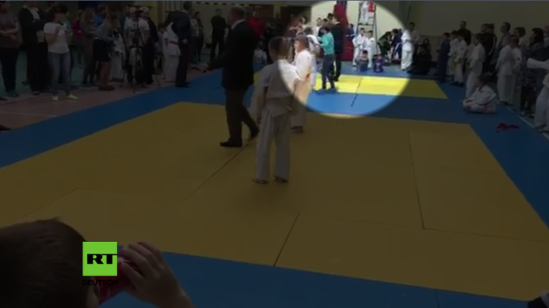 Junge zeigt bei Judoturnier Stinkefinger – Seine Mutter vermöbelt ihn und ohrfeigt den Schlichter