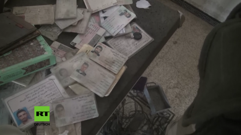 RT vor Ort an der Front gegen den IS in Syrien: Exklusiv-Aufnahmen aus einem "IS-Regierungsgebäude"