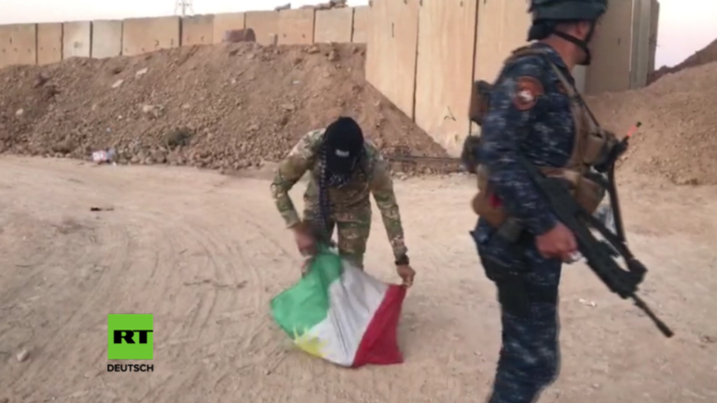 Kirkuk-Offensive: Irakische Truppen entfernen Kurden-Flaggen und zertrampeln sie 