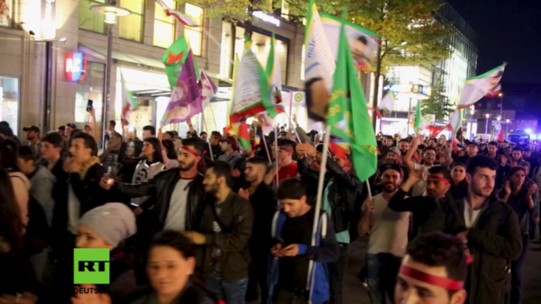 Hunderte Kurden ziehen durch Hamburg und fordern Freilassung von Öcalan 