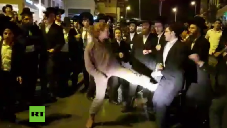 Eine Frau gegen Dutzende Männer: Israelische Soldatin kämpft gegen ultra-orthodoxe Demonstranten 