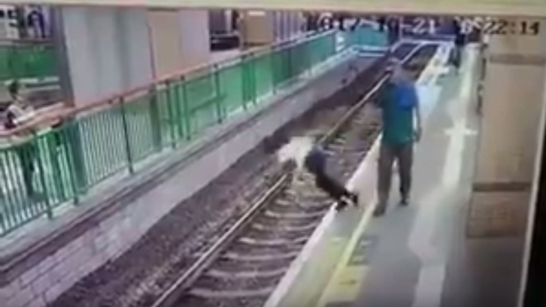 Hongkong: Mann schubst Reinigungskraft kaltblütig ins Gleisbett