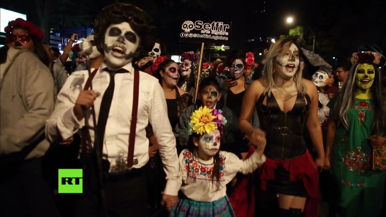 Tausende nehmen an der Parade zu Catrinas in Mexiko-Stadt teil