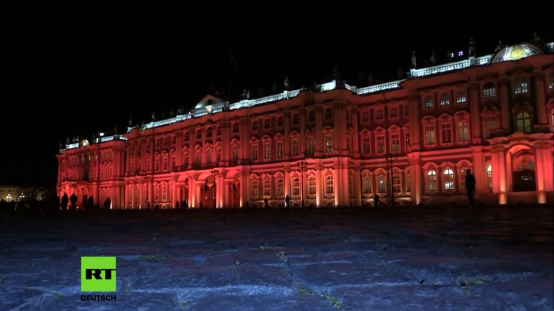 St. Petersburg: Winterpalast zum 100. Jubiläum der Russischen Revolution rot angeleuchtet