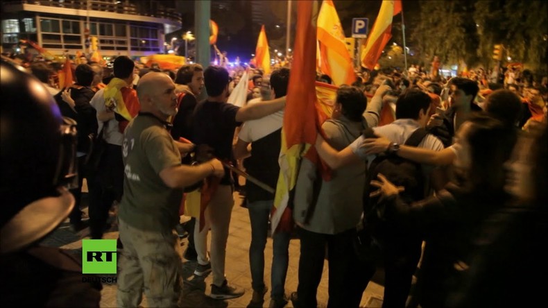 Spanien: Pro-spanische Einheitsdemonstranten zerschlagen Türen des katalanischen Radiosenders