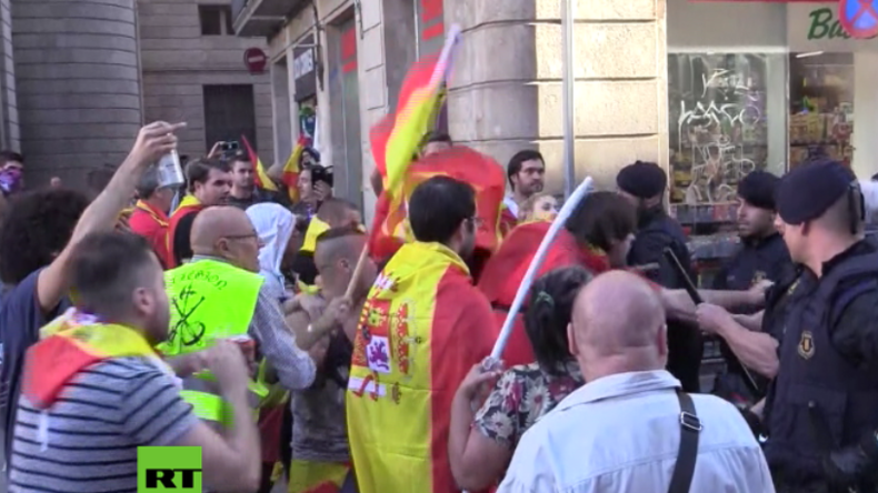 Barcelona: Unabhängigkeitsgegner attackieren katalanische Polizisten und Kamera-Team