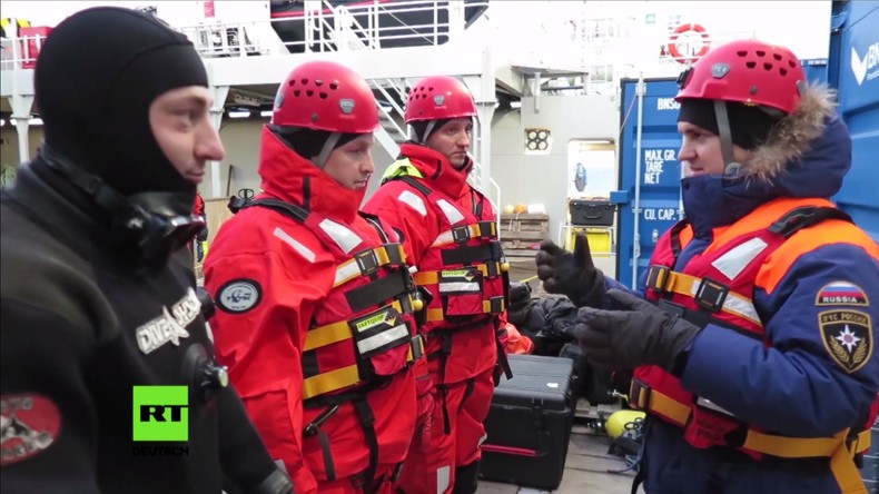 Rettungskräfte untersuchen Rumpf des abgestürzten Mi-8-Hubschraubers bei Spitzbergen