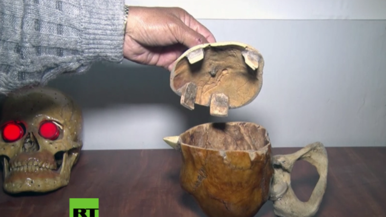 Doktor des Schreckens - Mann erstellt Deko, Möbel und Skulpturen aus echten Menschenknochen  