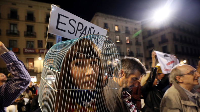Unterstützer der Unabhängigkeit Kataloniens protestieren vor Stadtparlament in Barcelona