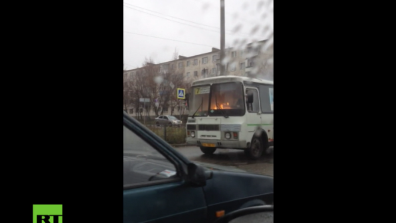 Russland: "I'm on the Highway to Hell" - Busfahrer fährt seelenruhig mit brennendem Bus weiter 