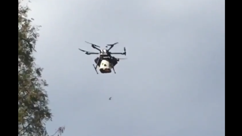 Bonbons verteilende Drohne stürzt in Menschenmenge: Sechs Menschen verletzt, darunter Kinder