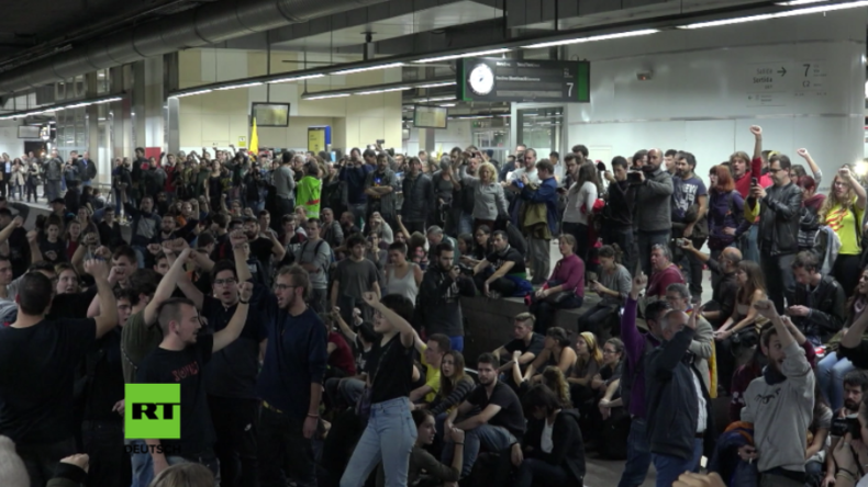 Generalstreik trifft Barcelona: Katalanische Protestler stürmen Bahnhof und besetzen Gleise 