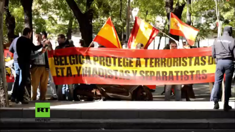 Spanien: Rechte Demonstranten kollidieren mit der Polizei und fordern Gefängnis für Puigdemont