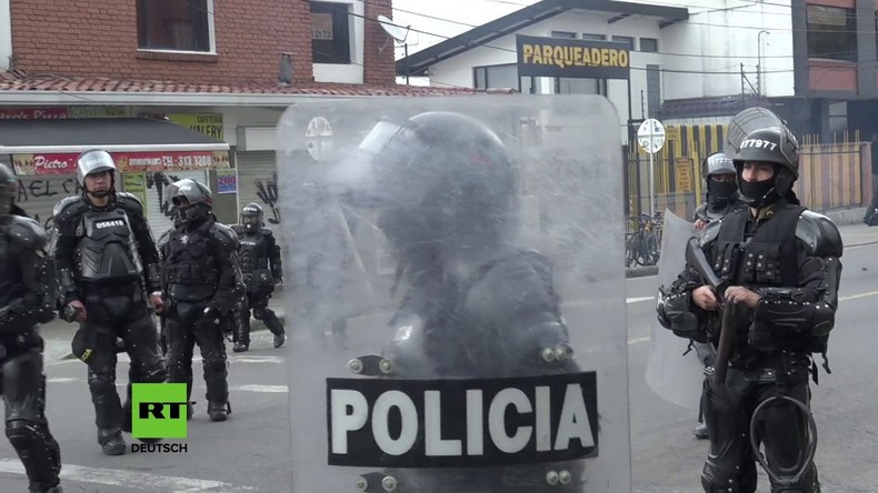 Kolumbien: Maskierte Studenten bewerfen Polizisten mit Steinen