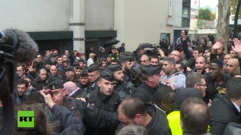 Zusammenstöße vor Paris: Protestler und Politiker wollen Muslime vom öffentlichen Beten abbringen