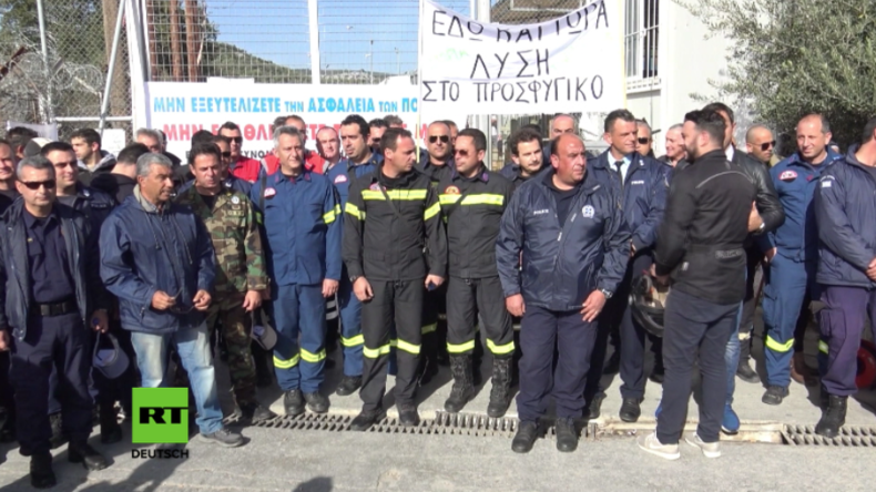 Erschöpfte Polizisten protestieren vor Flüchtlingslager in Lesbos: "Wir sind am Ende"