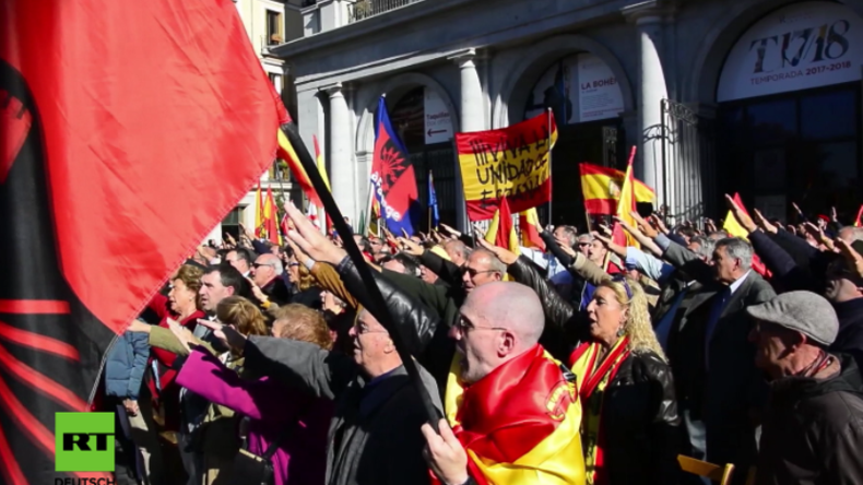 Schaurige Bilder aus Madrid: Protestler ehren Diktator Franco mit kollektivem "Römischem Gruß"