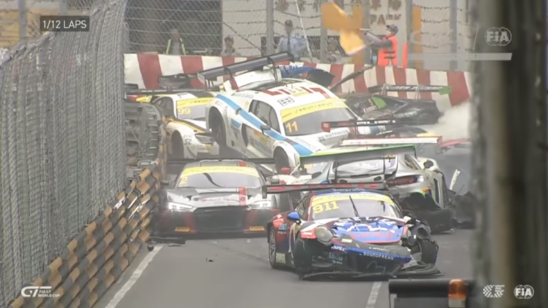 Spektakulärer Massencrash bei FIA-Quali-Rennen - 16 Wagen krachen ineinander