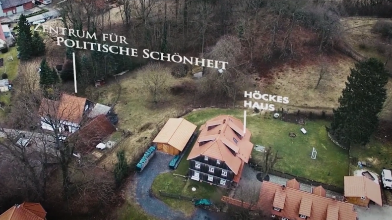 "Zentrum für politische Schönheit" belagert Höckes Privathaus und errichtet ihm "Holocaust-Mahnmal"