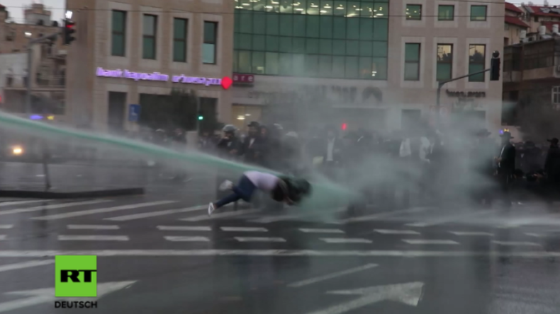 Ultra-orthodoxe Proteste in Israel: Wasserwerfer trifft mit voller Wucht unbeteiligte Passantin
