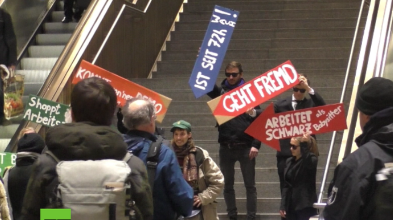 "Stop Orwell 2020!" - Netzaktivisten protestieren gegen Gesichtserkennung am Südkreuz in Berlin