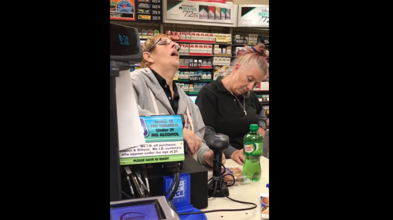 "Amerikas Opioid-Epidemie" - Virales Video zeigt Kassierinnen völlig high beim Dienst