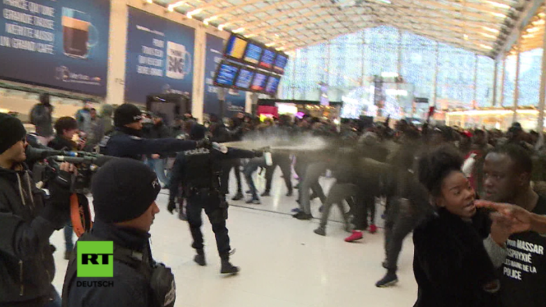 Eskalation in Paris: Polizei setzt Tränengas gegen Dutzende farbige Protestler an Bahnhof ein