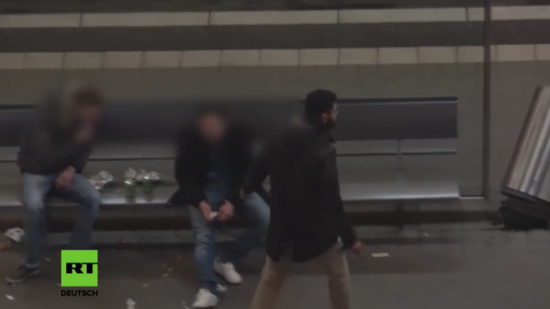 Bonn: Mann randaliert an Haltestelle, wird bei Polizei verpetzt - die zwingt ihn zum Aufräumen