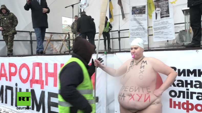 Eine Brust heißt Poroschenko und eine Saakaschwili: Femen-Frau bei halbnacktem Protest festgenommen 