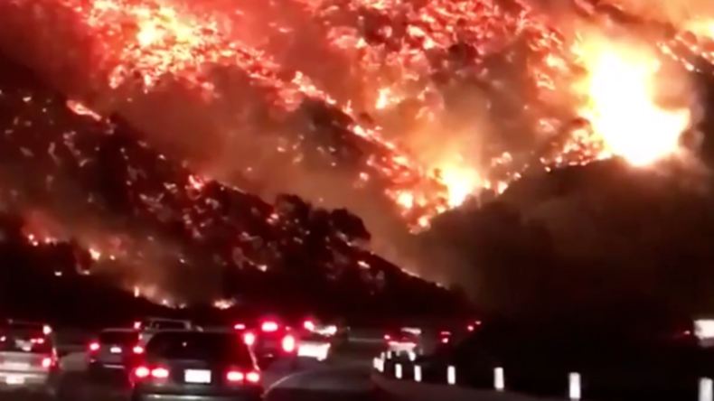 Straßen durch die Hölle - Unglaubliche Aufnahmen aus Feuerinferno in Kalifornien