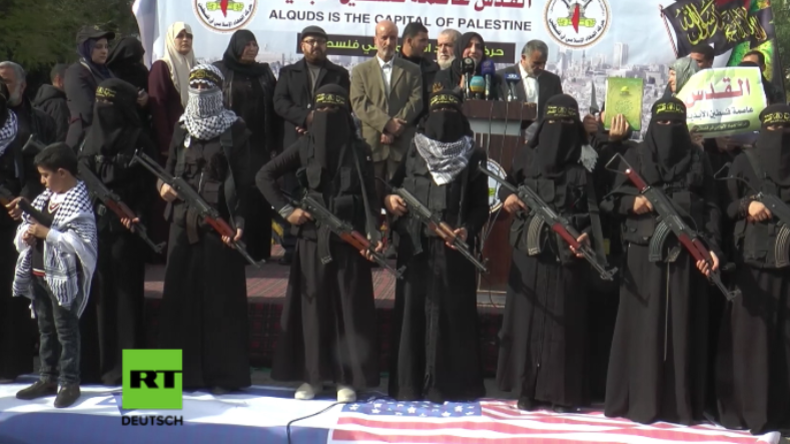 Gaza: "Frauen des islamischen Dschihad" marschieren voll verschleiert und schwer bewaffnet auf