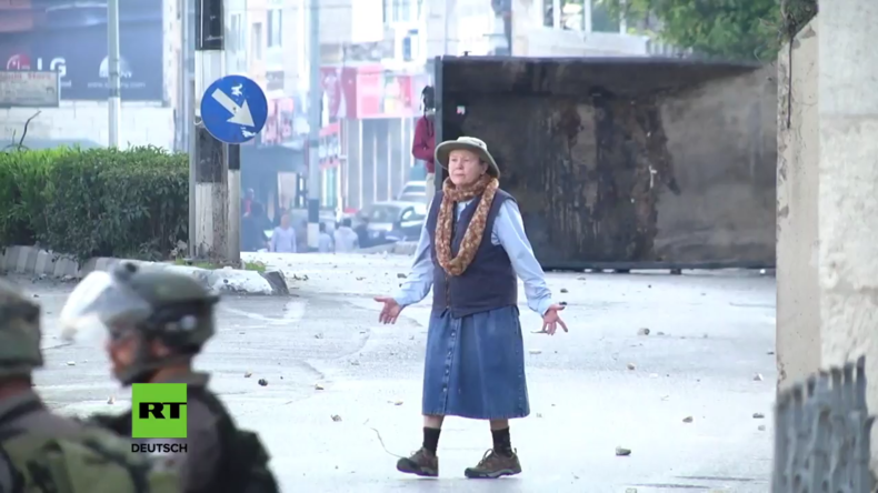 Bethlehem: Furchtlose Oma stellt sich zwischen Soldaten und Demonstranten