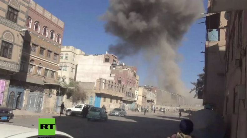Krieg im Jemen - Menschen fliehen in Panik als saudi-geführte Luftangriffe Hauptstadt treffen