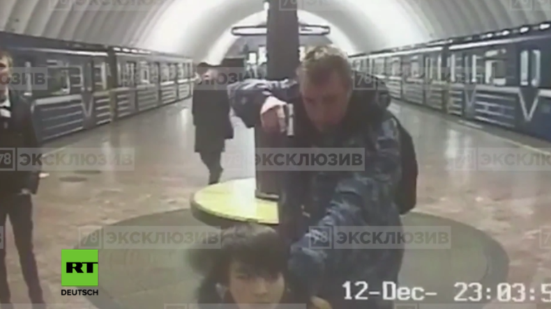 Russland: „Er ist ein Terrorist!“ - Betrunkener Wachmann zielt mit Waffe auf U-Bahn-Gast 