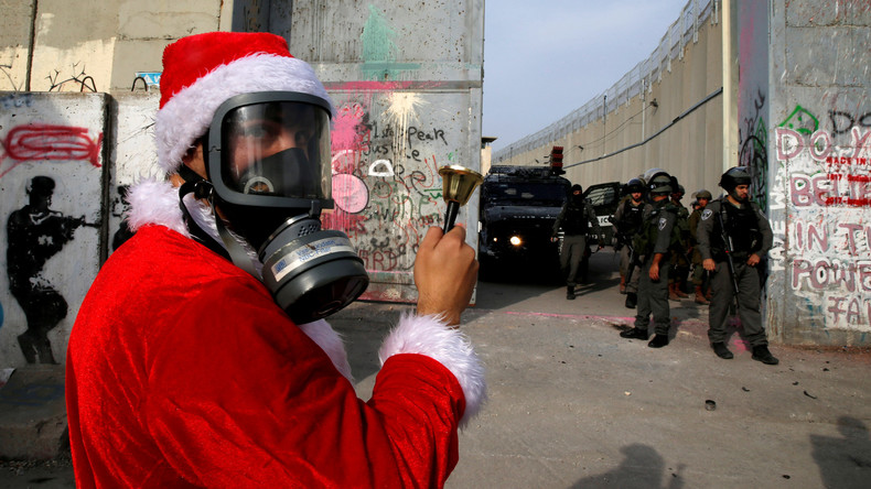 Palästinensische Weihnachtsmänner protestieren gegen israelische Armee